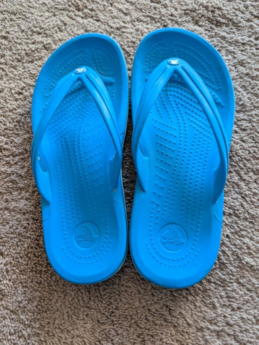 Sky blue croc flip flops (Women's 8) - Picture 2 of 6